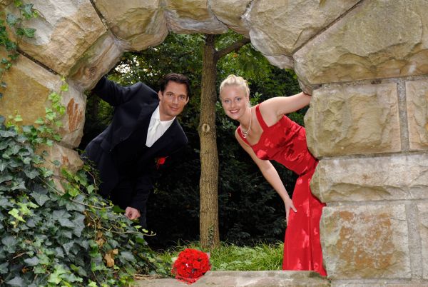 Hochzeitspaar auf der M�ga am Brunnen